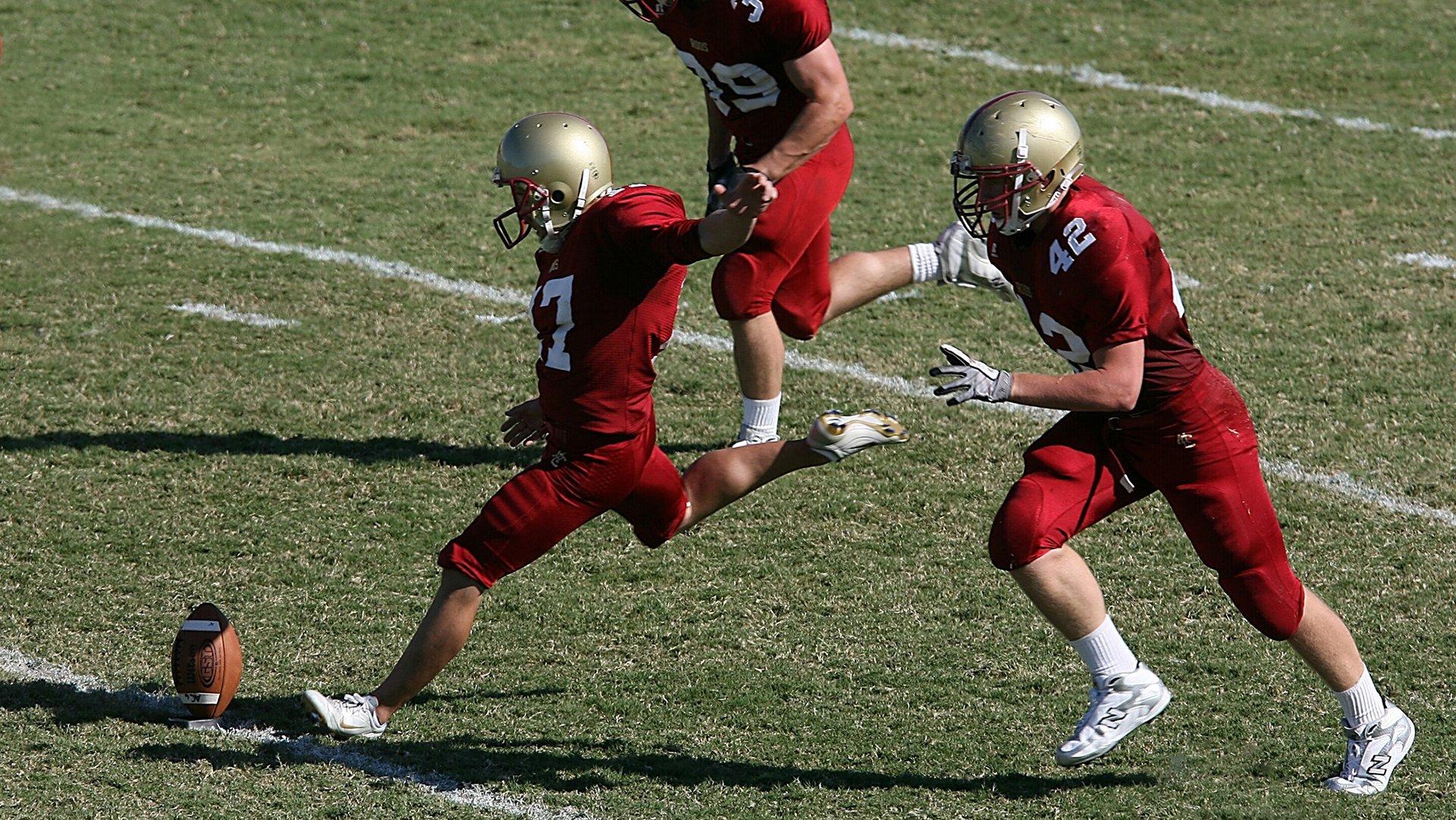 激情对决！同城德比战引爆球迷热情，主场球队险胜对手